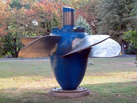 Turbine Kaplan exposée devant le Musée des techniques de Vienne (Reinraum, CC0 via Wikimedia Commons)