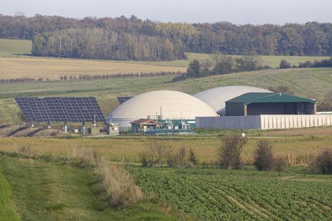 Méthaniseur agricole associé à des panneaux photovoltaiques dans les Vosges (Philippe Massit, OFB, 2024)