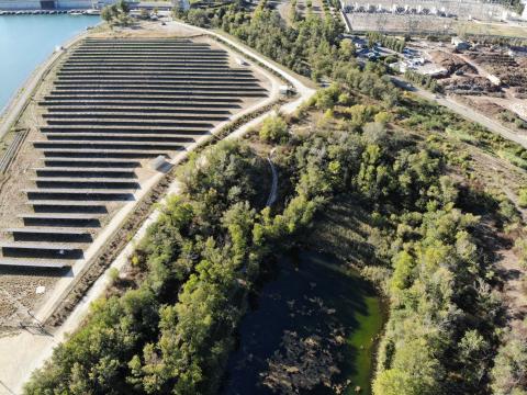 Parc photovoltaique, zone du port industriel, proche de la mare Blondel dans la RNCFS de Donzère-Mondragon (Eric Hansen, OFB)