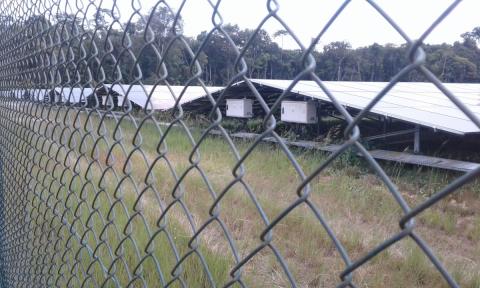 La centrale solaire photovoltaïque Toucan 2 (2020) est venue compléter Toucan 1 de 2015, et sont situées à Montsinéry-Tonnegrande en Guyane (Véronique de Billy, OFB)