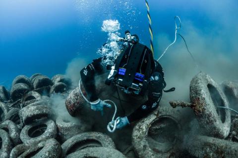 2 500 pneumatiques immergés dans les années 1980 en tant que récifs artificiels sont enlevés du site Natura 2000 de la baie et du cap d’Antibes et des îles Lérins (Greg Lecoeur, OFB)