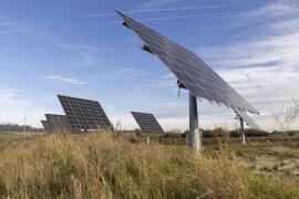 Panneaux solaires orientables proches d'un méthaniseur agricole dans les Vosges en 2024 (Philippe Massit, OFB)