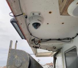 Caméra dôme au-dessus du vire-filet sur un navire volontaire (OFB, OBSCAMe)