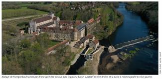Abbaye de Fontgombault prises par drone après les travaux avec la passe à bassin successif en rive droite, et la passe à macrorugosité en rive gauche. (Gilles Guillot, Seize9, extrait du retour d'expérience édité par le CDR Cours d'eau-OFB, 2021 : https://professionnels.ofb.fr/fr/node/1416 )