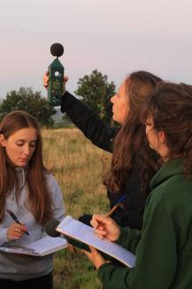 Prise de mesures sur le terrain lors d'un stage de formation en bioacoustique (Frédéric Sèbe, Université Jean Monet, 42)